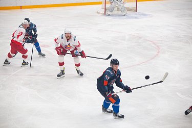 Вбрасывание шайбы провел спикер ЗС Сергей Грачев